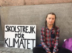 Greta Thunberg voor het Zweedse parlement. Foto: Catherine Edwards